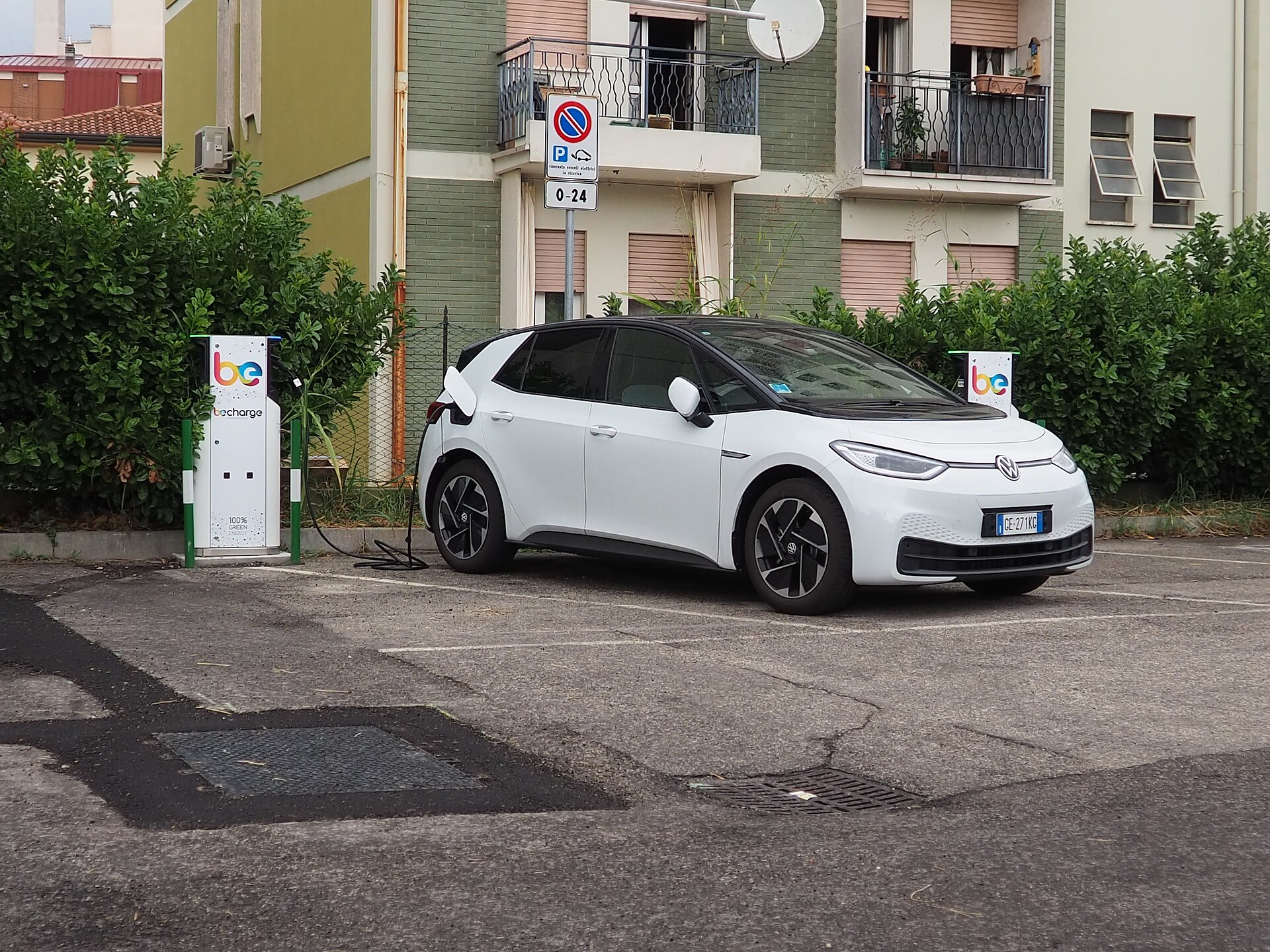Rovigo, piazzale Appiotti: una Volkswagen ID.3 in ricarica con colonnina Be Power.